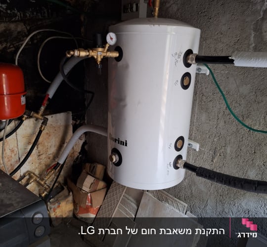 דוד חימום לבן עם צינורות ומד לחץ